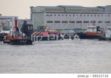 潜水艦「たいげい」の周囲で作業するタグボート 98022718