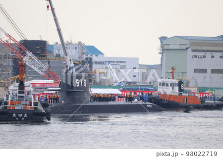 タグボートに挟まれる海上自衛隊の潜水艦「たいげい」 98022719