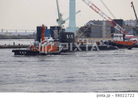 潜水艦「たいげい」を曳航するタグボート 98022722