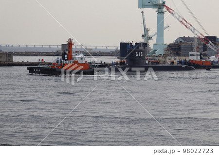 タグボートに曳かれて出航する海上自衛隊の潜水艦たいげい タグボートに曳かれて出航する海上自衛隊の潜水艦たいげい 98022723