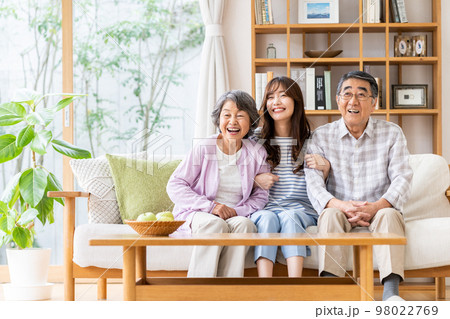 シニアの夫婦と孫娘 98022769