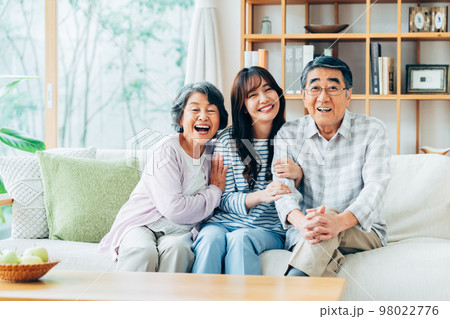 シニアの夫婦と孫娘 98022776