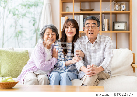 シニアの夫婦と孫娘 シニアの夫婦と孫娘 98022777