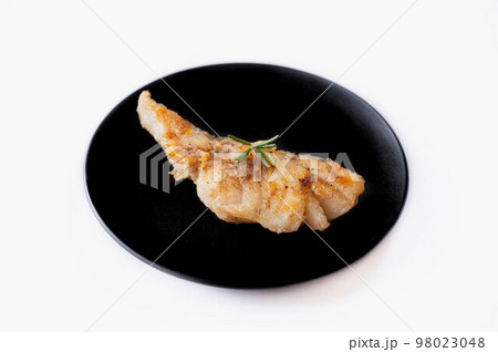 白い背景の真鱈のムニエル 98023048
