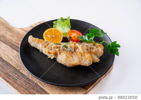 白い背景の真鱈のムニエル 98023050