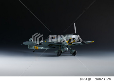 1/32scale MESSERSCHMITT BF 109G-6 YELLOW 1 1/32scale MESSERSCHMITT BF 109G-6 YELLOW 1 98023120