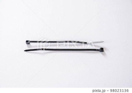 白い背景の結束バンド 耐候性 98023136