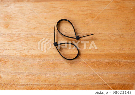 結束したケーブルタイ 耐候性 結束したケーブルタイ 耐候性 98023142