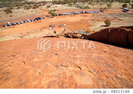 いざ、エアーズロック(ウルル)の頂上へ いざ、エアーズロック(ウルル)の頂上へ 98023186
