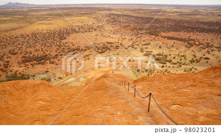 エアーズロック(ウルル)登山中の風景 98023201