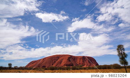 世界最大級の一枚岩、エアーズロック(ウルル)の写真素材 [98023204