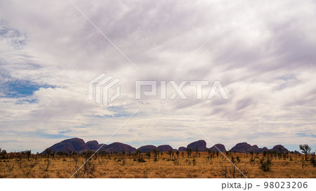 オルガ山(カタ・ジュタ)のシルエット オルガ山(カタ・ジュタ)のシルエット 98023206