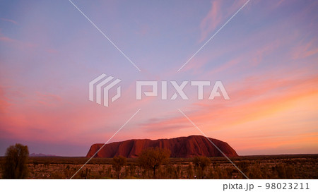 美しい朝焼けとエアーズロック(ウルル) 98023211
