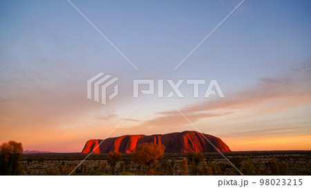 朝日を浴びて鮮やかに彩られるエアーズロック(ウルル) 朝日を浴びて鮮やかに彩られるエアーズロック(ウルル) 98023215