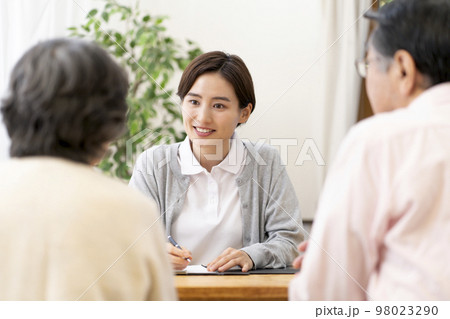 介護保険認定調査するケアマネージャー　介護支援専門員 98023290