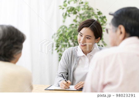 介護保険認定調査するケアマネージャー 介護支援専門員 介護保険認定調査するケアマネージャー 介護支援専門員 98023291