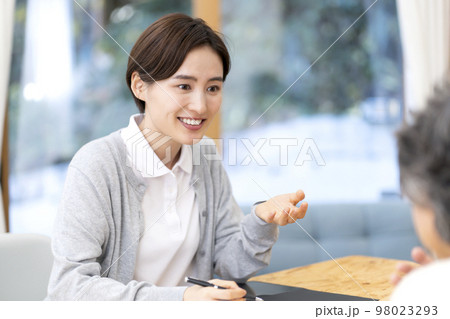 介護保険認定調査するケアマネージャー　介護支援専門員 98023293