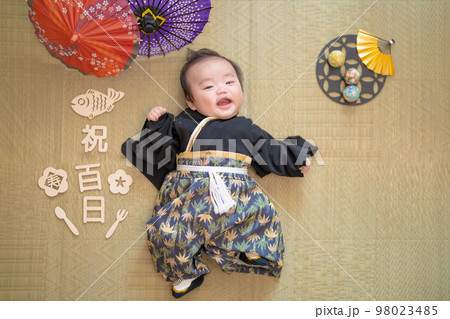 袴姿の和服で百日祝い　生後100日の赤ちゃん　お食い初め 98023485