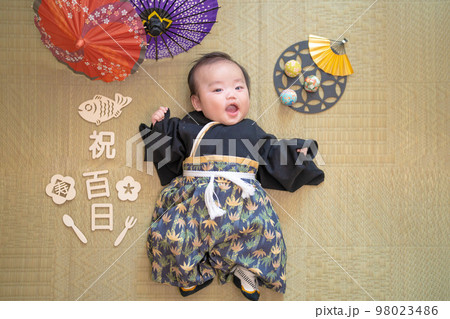 袴姿の和服で百日祝い 生後100日の赤ちゃん お食い初めの写真素材