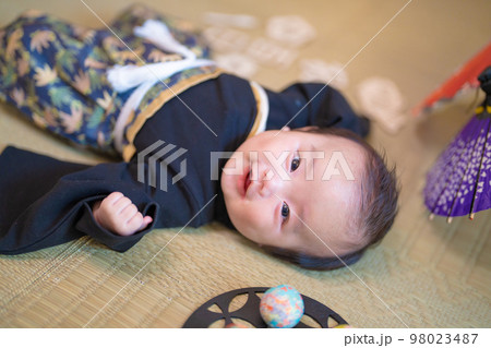 袴姿の和服で百日祝い　生後100日の赤ちゃん　お食い初め 98023487