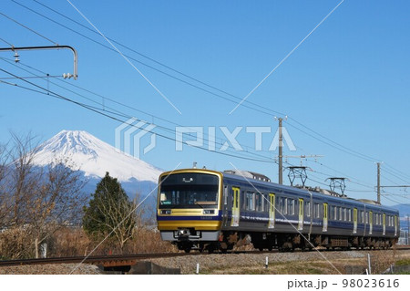 冬晴れの駿豆線をゆく伊豆箱根鉄道7000系 98023616