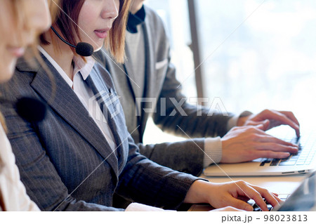 ヘッドセットをした複数の男女オペレーター 98023813