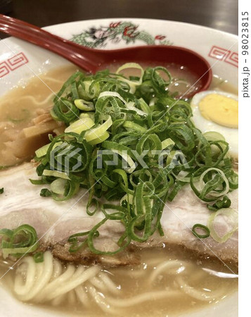 鶏白湯醬油のラーメン 98023815