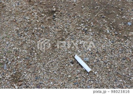 地面に捨てられたたばこの吸い殻 98023816