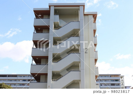 大阪市城東区にある市営今福南第2住宅の外階段 98023817