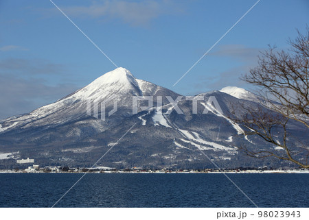 磐梯山と猪苗代湖 98023943