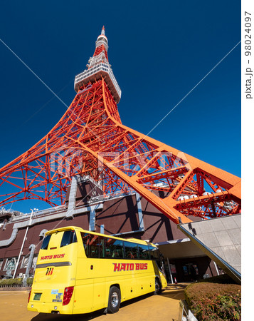 青空と東京タワーとはとバス　東京観光のイメージ 98024097