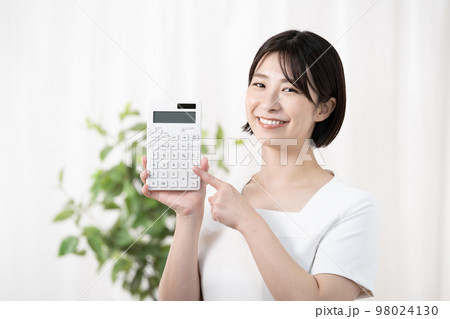 電卓を持つエステテシャン 98024130