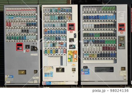 種類が多いタバコの自動販売機コーナー 98024136
