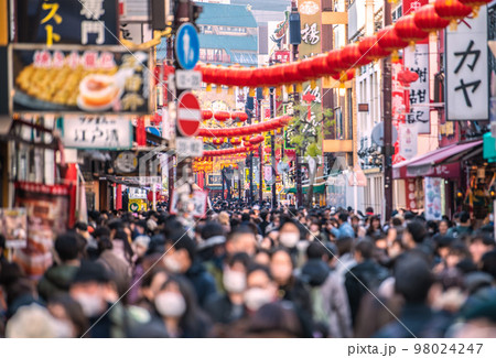 日本の横浜都市景観 コロナ禍前の賑わいを取り戻した2023春節燈花の横浜中華街を望む＝1月8日 98024247