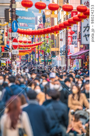 日本の横浜都市景観 コロナ禍前の賑わいを取り戻した2023春節燈花の横浜中華街を望む＝1月8日 98024253