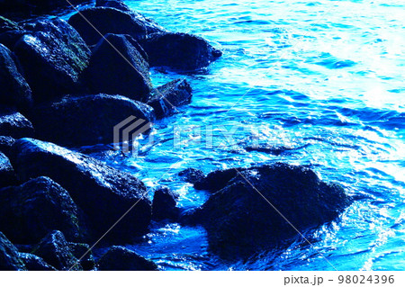 カラー　海　波　背景　輝き（2023年1月登録） 98024396