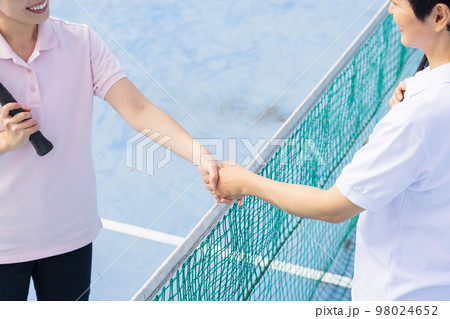 テニスを楽しむ女性 98024652