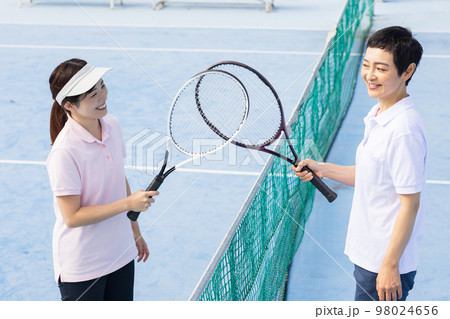 テニスを楽しむ女性 98024656