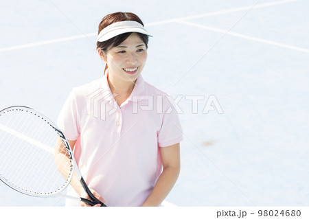 テニスを楽しむ女性 98024680
