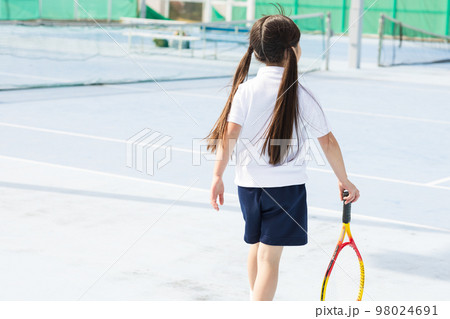 テニスを楽しむ子供 98024691