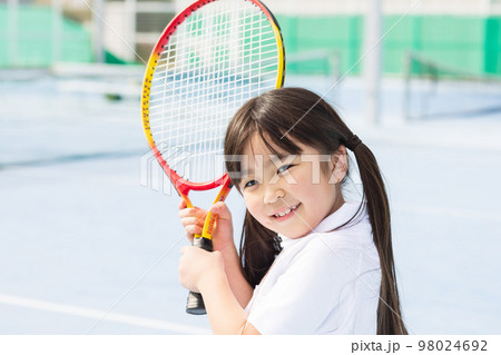 テニスを楽しむ子供 テニスを楽しむ子供 98024692