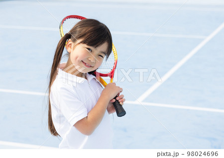 テニスを楽しむ子供 テニスを楽しむ子供 98024696