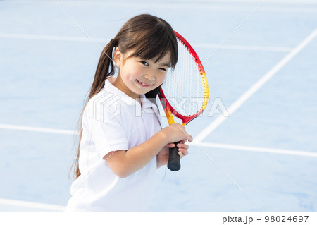 テニスを楽しむ子供 テニスを楽しむ子供 98024697