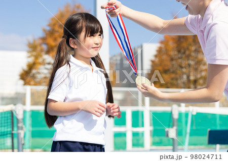 メダルをもらう子ども 98024711