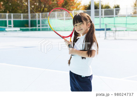 テニスを楽しむ子供 テニスを楽しむ子供 98024737