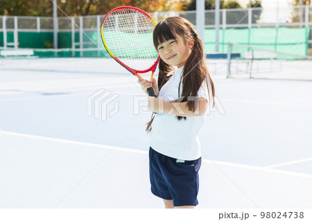 テニスを楽しむ子供 98024738