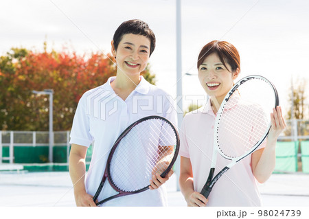 テニスを楽しむ女性 98024739