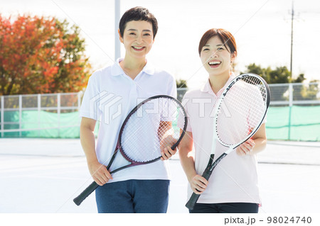 テニスを楽しむ女性 98024740