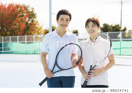 テニスを楽しむ女性 テニスを楽しむ女性 98024741