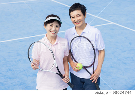 テニスを楽しむ女性 テニスを楽しむ女性 98024744